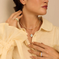 Złoty naszyjnik z perełek imitowanych 