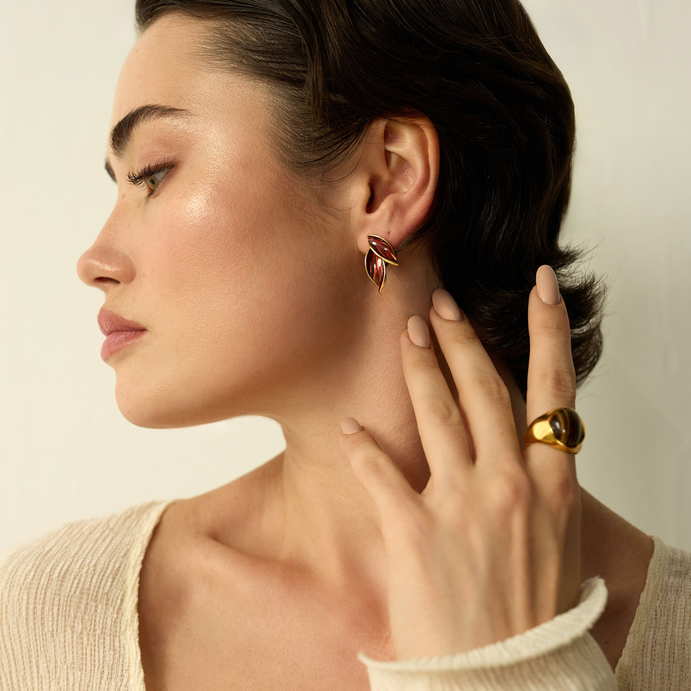 Złote kolczyki listki z bordową emalią