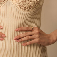 Złoty pierścionek z białym agatem La Mer