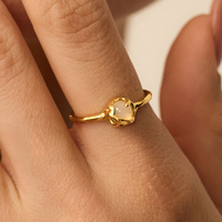 Złoty pierścionek z białym agatem La Mer