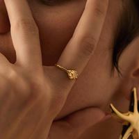 Złoty pierścionek z białym agatem La Mer