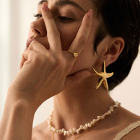 Złoty pierścionek z białym agatem La Mer