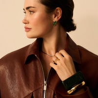 Złote kolczyki listki z zieloną emalią