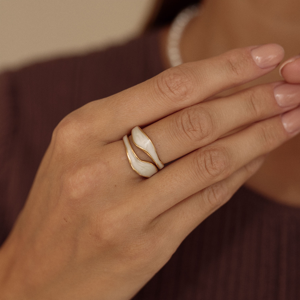 Złoty regulowany pierścionek (srebro 925) z perłową emalią Stella N°1