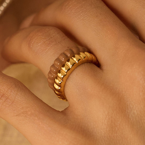 Złoty pierścionek z brązową emalią Mocha