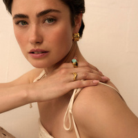 Złoty pierścionek z naturalnym howlitem Fiji