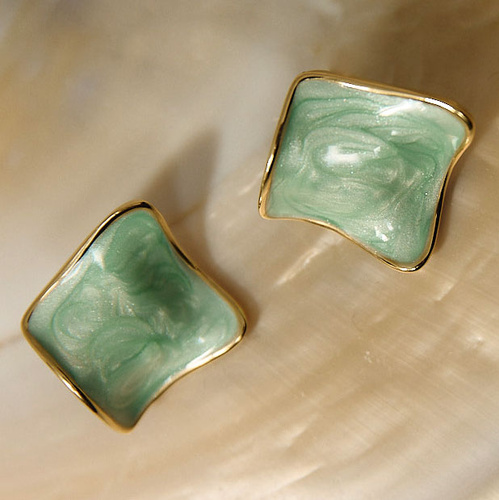 Asymetryczne kolczyki z miętową perłową emalią Ore N°4