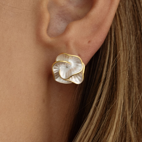 Złote kolczyki z masą perłową