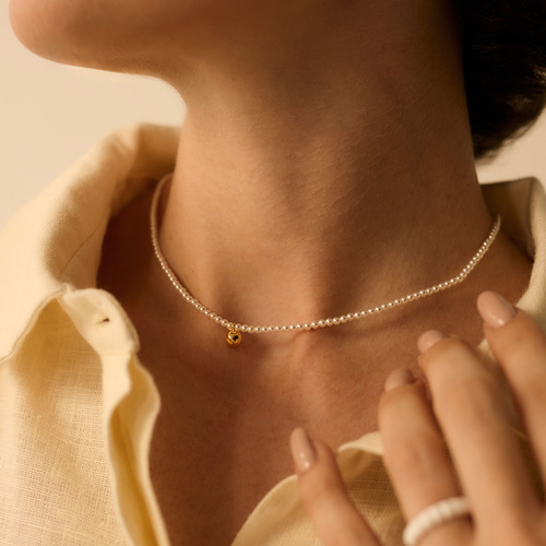 Złoty naszyjnik z perełek z kuleczką