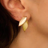 Złote kolczyki listki z zielono-perłową emalią 