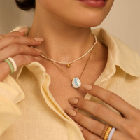 Złoty naszyjnik z perełek z kuleczką 