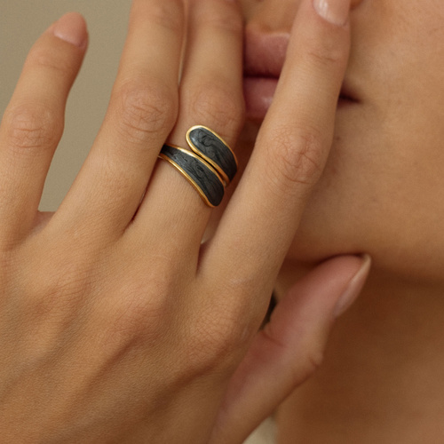 Złoty regulowany pierścionek z czarną perłową emalią Stella N°4 (srebro 925)