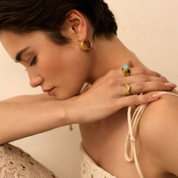 Złoty pierścionek z naturalnym howlitem Fiji