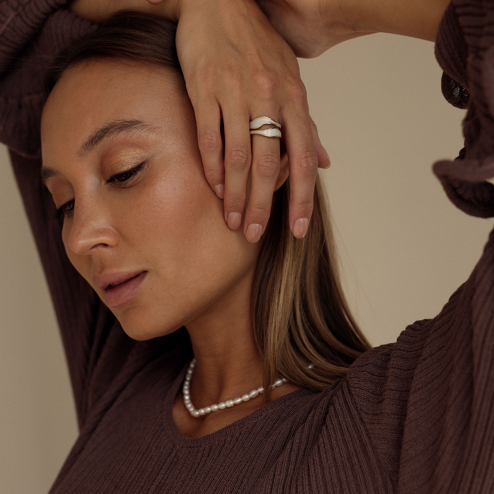 Złoty regulowany pierścionek (srebro 925) z perłową emalią Stella N°1