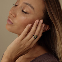 Złoty regulowany pierścionek z czarną perłową emalią Stella N°4 (srebro 925)