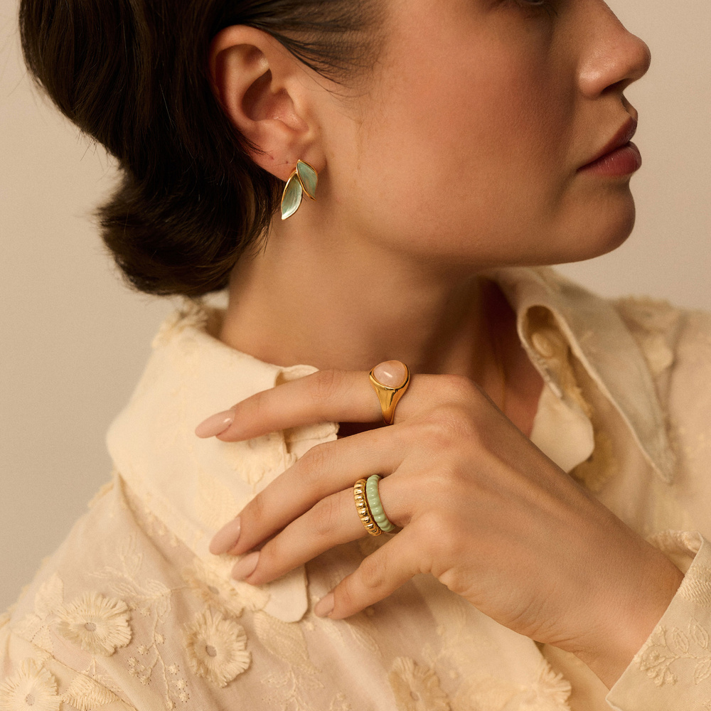 Złote kolczyki listki z miętową emalią