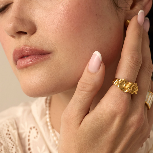 Złoty gnieciony pierścionek Ruffle