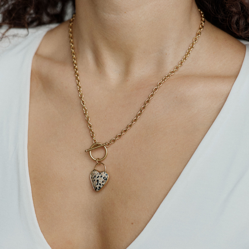 Złoty naszyjnik z jaspisem dalmatyńskim