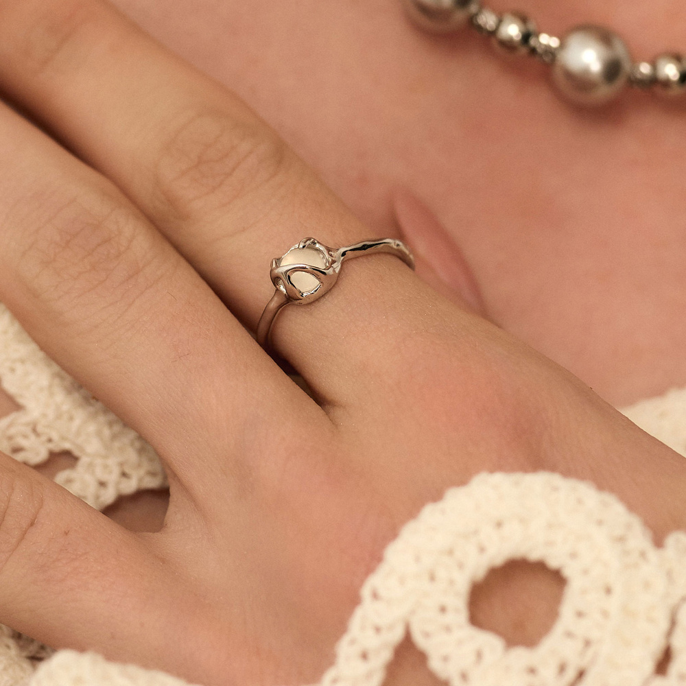 Srebrny pierścionek z białym agatem La Mer