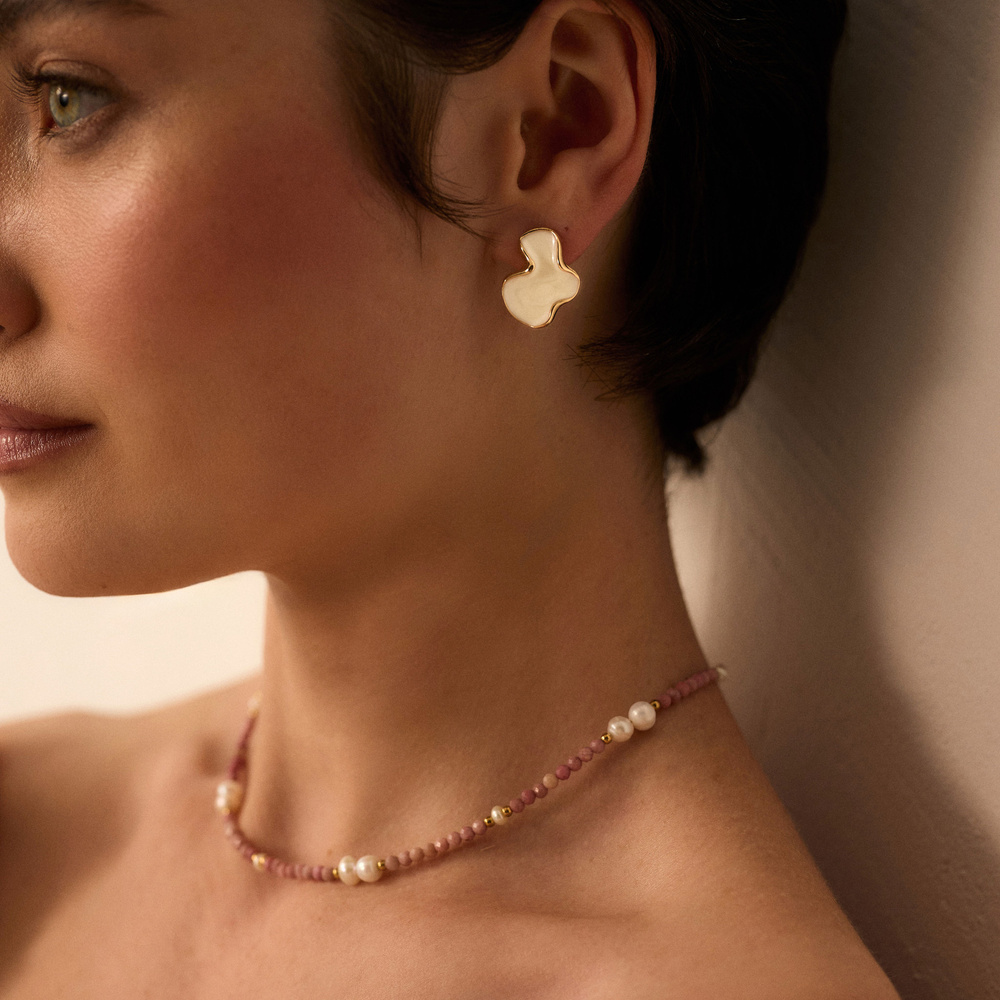 Złote kolczyki z białą emalią Art