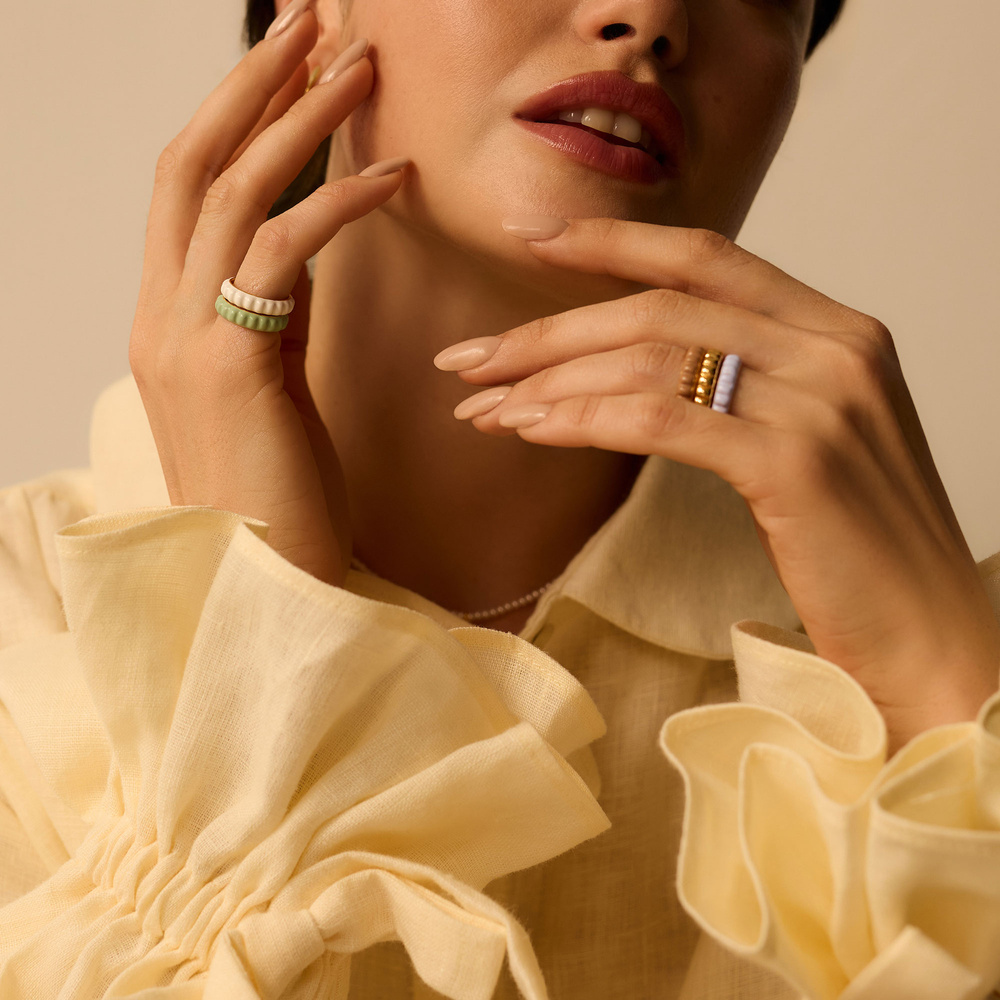 Złoty pierścionek z białą emalią Jasmine