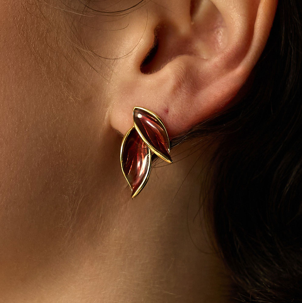 Złote kolczyki listki z bordową emalią