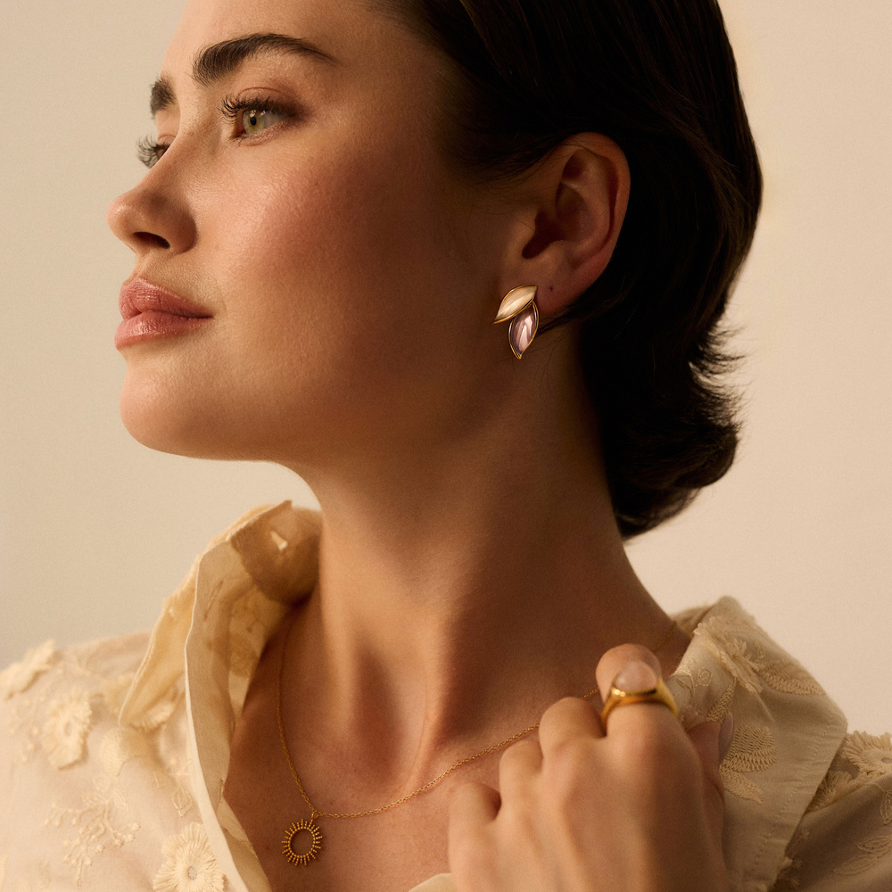 Złote kolczyki listki z liliową emalią