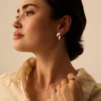 Złote kolczyki listki z liliową emalią