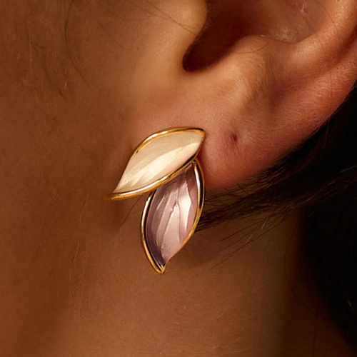 Złote kolczyki listki z liliową emalią