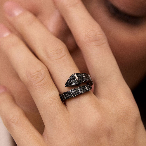 Czarny regulowany pierścionek Serpente