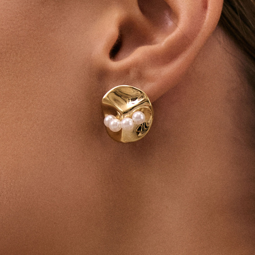 Złote gniecione kolczyki z perłami Pearl