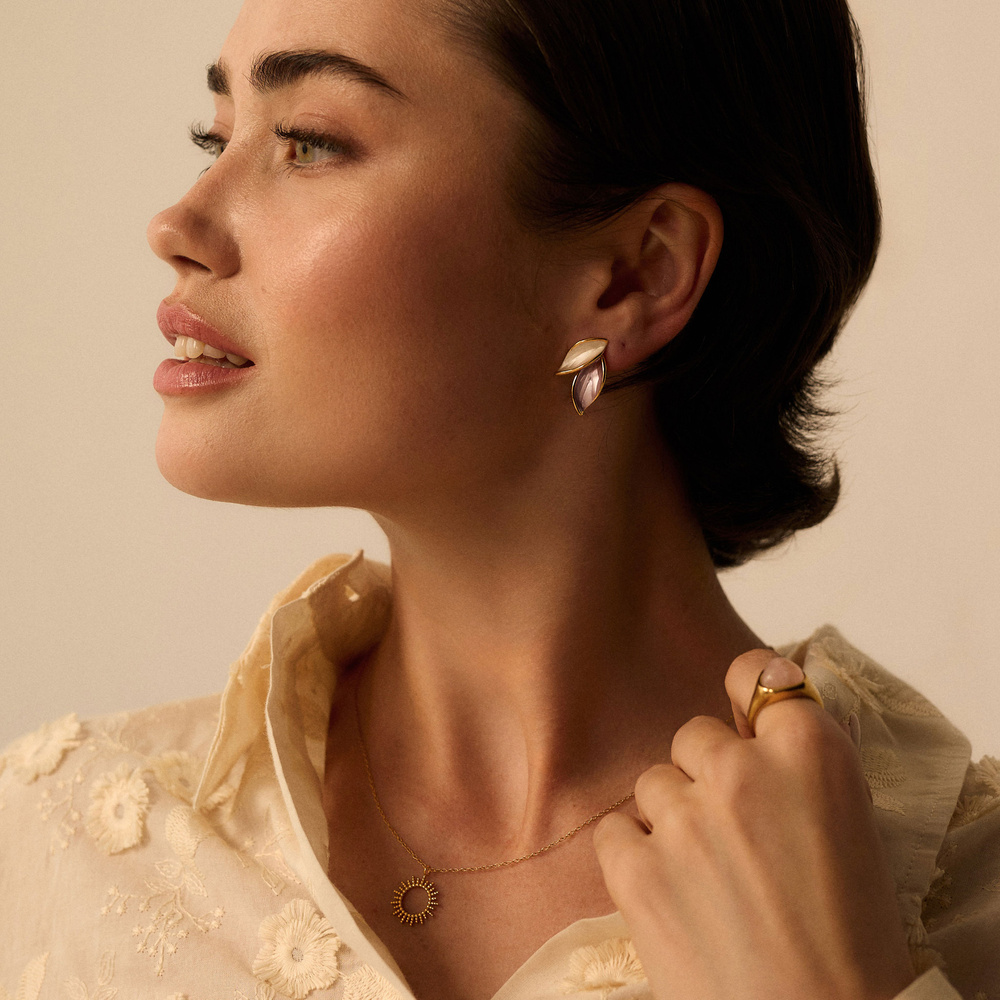 Złote kolczyki listki z liliową emalią