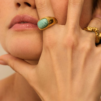 Złoty pierścionek z naturalnym howlitem Fiji