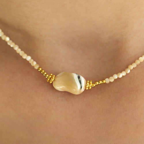 Naszyjnik z kamieniem słonecznym i masą perłową