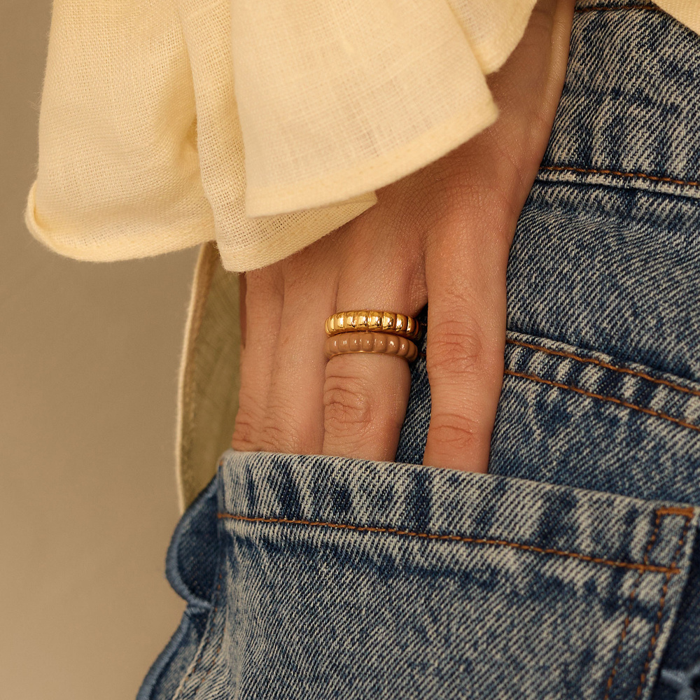 Złoty pierścionek z brązową emalią Mocha