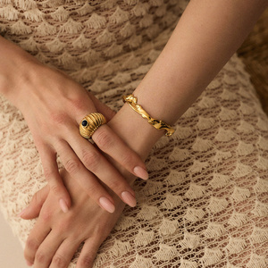 Złota sztywna bransoletka Seaweed