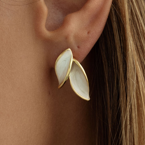 Złote kolczyki listki z perłową emalią