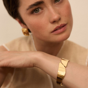 Złota sztywna bransoletka Modern