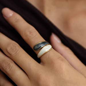 Złoty regulowany pierścionek z perłową emalią Stella N°3 (srebro 925)