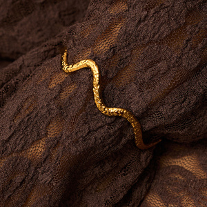 Złota sztywna bransoletka vintage Mare N°3