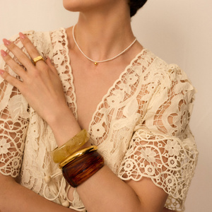 Złota sztywna bransoletka Cuff