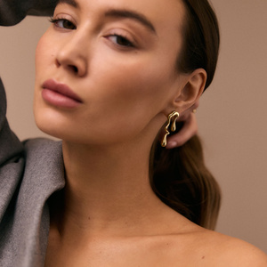 Złote asymetryczne kolczyki Mare N°2