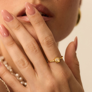 Złoty pierścionek z białym agatem La Mer