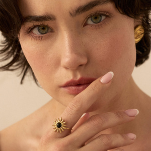 Złoty pierścionek z onyksem Sole