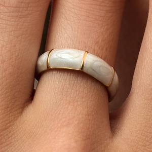 Złoty regulowany pierścionek z perłową emalią Vision N°1