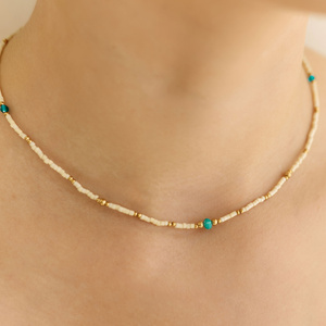 Naszyjnik z masy perłowej z apatytami