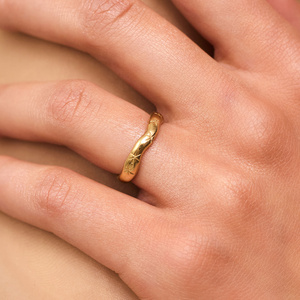 Złota regulowana obrączka STARS