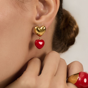 Złote kolczyki serca z czerwoną emalią Louvre