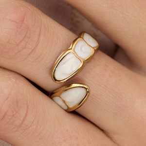 Złoty regulowany pierścionek z perłową emalią Vision N°2