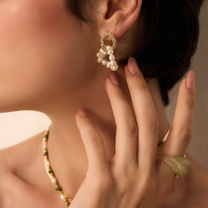 Złote kolczyki z perłami Pure